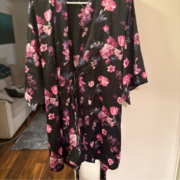 Valentines Victoria’s Secret silk feminine dainty robe - Picture 3 of 4